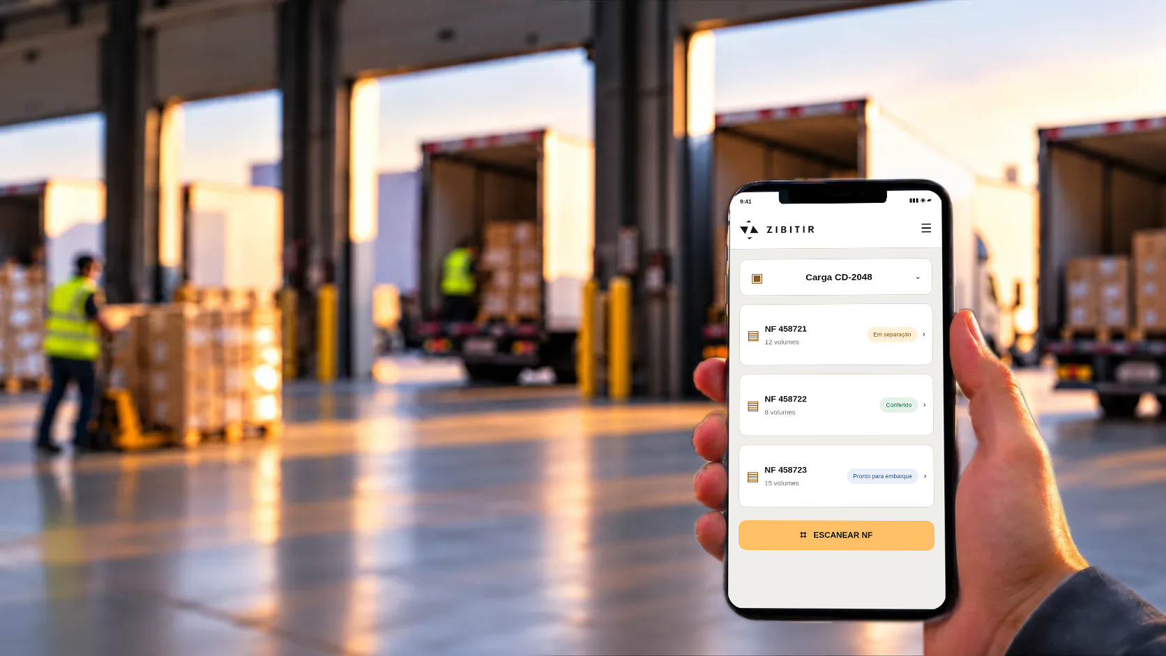 Mão segurando celular com o app do Zibitir diante de um hub logístico ao pôr do sol